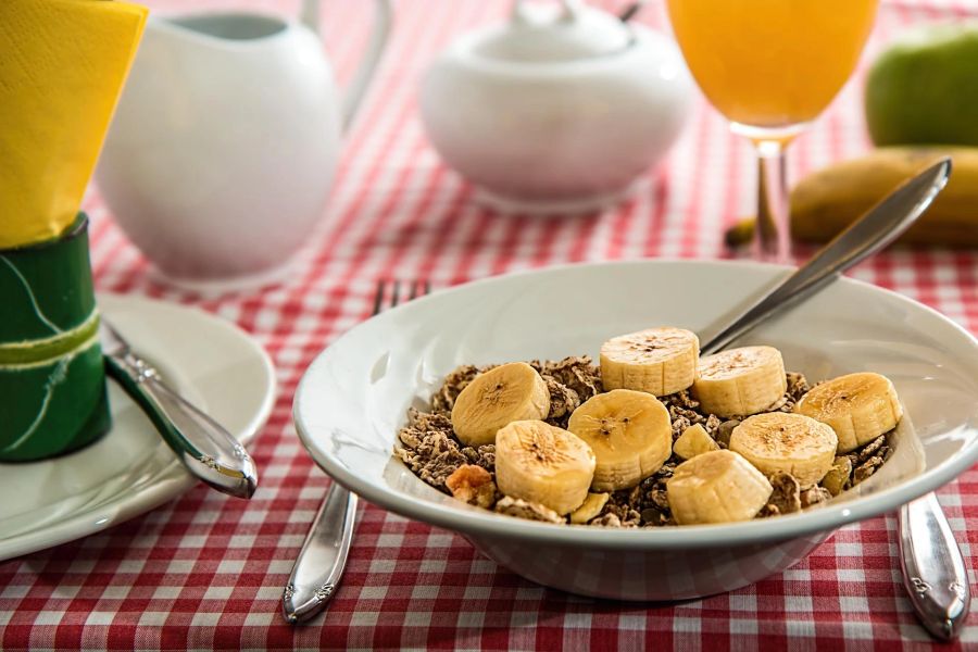 Müsli Haferflocken Banane Tisch O-Saft