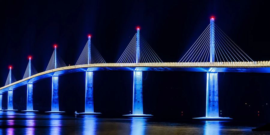 Die Peljesac-Brücke - im Bild festlich beleuchtet während der Eröffnungsfeier - verkürzt den Reiseweg nach Dubrovnik.