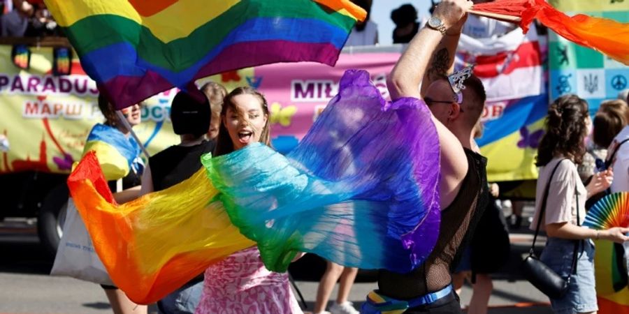 Bunte Fahnen bei der Pride-Parade in Warschau