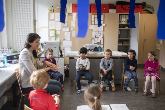 Eine Lehrerin im Kindergarten zeigt den Kindern, wie man die Hände wäscht am ersten Schultag während der Corona-Pandemie im Schulhaus Hutten in Zürich. Kindergarten