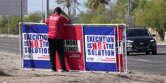Ein Aktivist protestiert gegen die Hinrichtung von Clarence Dixon in Arizona. Arizona