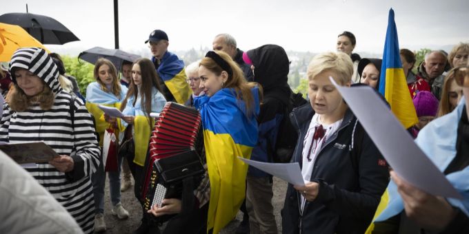 Flüchtlinge aus der Ukraine singen die Ukrainische Nationalhymne, bei der Pflanzung einer Friedenslinde als Zeichen für den Frieden und der Solidarität mit der Ukraine, am Freitag, 6. Mai 2022, auf der kleinen Schanze in Bern. Ukraine Krieg Flüchtlinge Schweiz