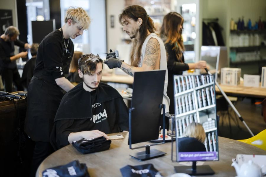 Nun können auch die Friseure wieder ohne Mund-Nasen-Schutz Haare schneiden.