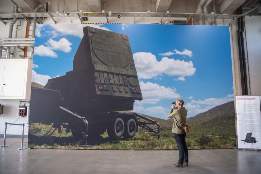 Emmen, März 2022: Ein Bild eines Radars des Luftabwehrsystems «Patriot» steht in der Halle des Flugplatzes.