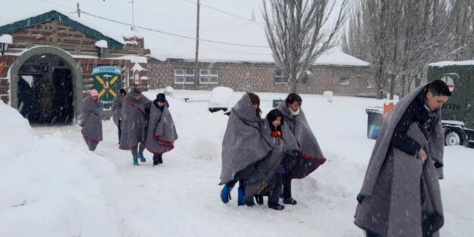 Menschen, die in Decken umhüllt sind, werden nach einem starkem Schneesturm in den Anden zwischen Argentinien und Chile evakuiert. Foto: ---/telam/dpa anden
