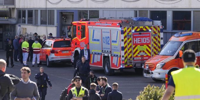Feuerwehrleute vor der «Helsingin Jäähalli», wo das Spiel zwischen Deutschland und Dänemark stattfindet. Feuerwehr «Helsingin Jäähalli»