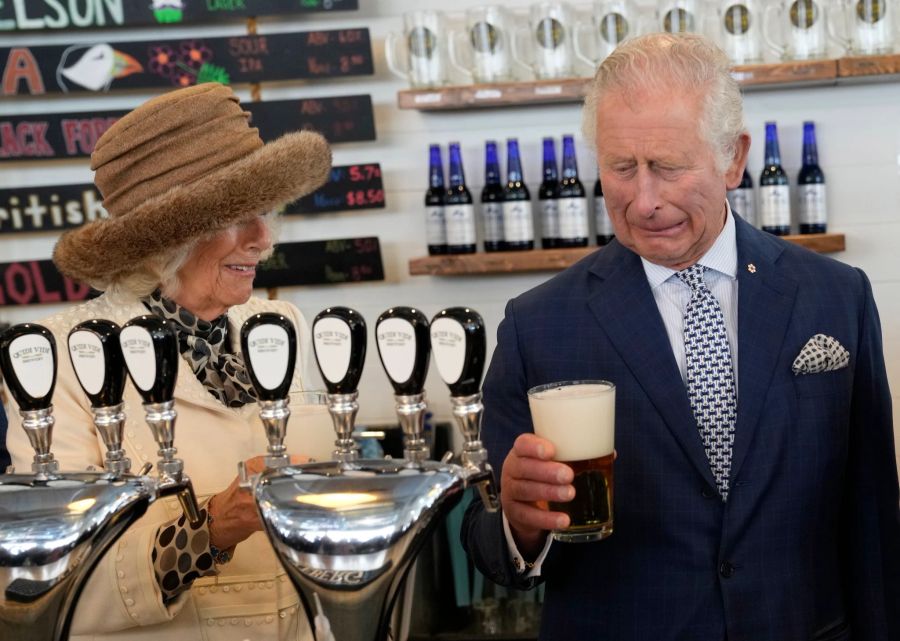 Zum Abschluss des ersten Tags in Kanada gönnten Herzogin Camilla und Prinz Charles sich ein Bier. (Paul Chiasson/The Canadian Press/AP/dpa)