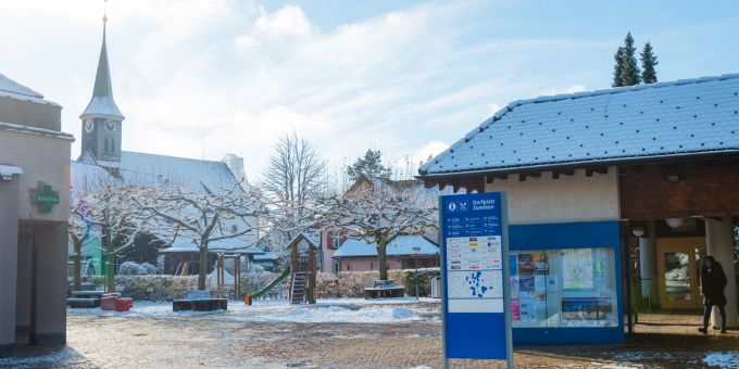 Der Dorfplatz in Zumikon. Der Dorfplatz in Zumikon.
