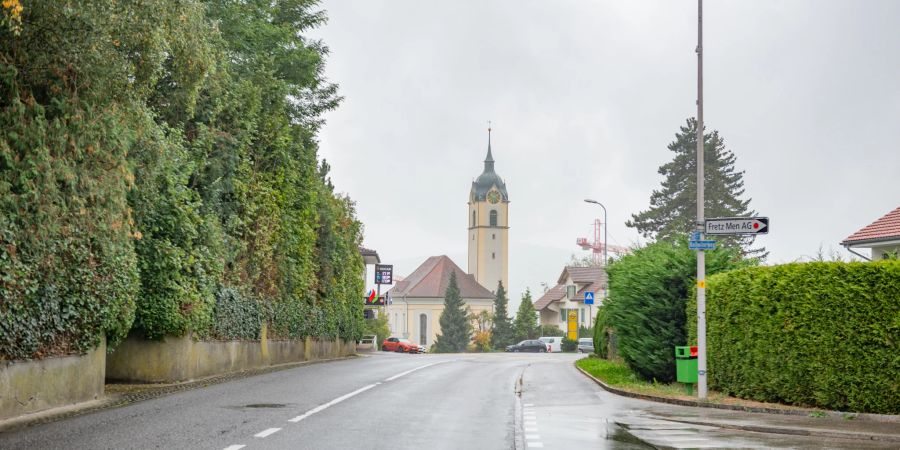 Die Bahnhofstrasse mit Blick auf die Kirche in Fahrwangen.