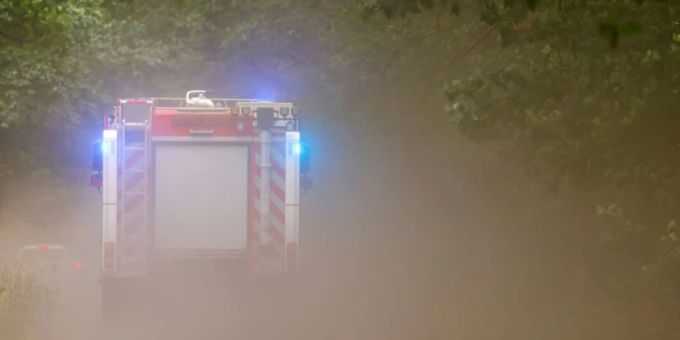 Feuerwehrauto bei einem Waldbrand Feuerwehrauto bei einem Waldbrand