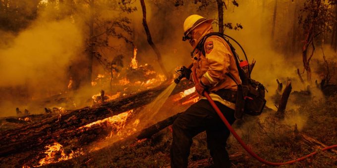 Ein Feuerwehrmann kämpft gegen die Flammen des Oak Fire in Mariposa County. Ein Feuerwehrmann kämpft gegen die Flammen des Oak Fire in Mariposa County.