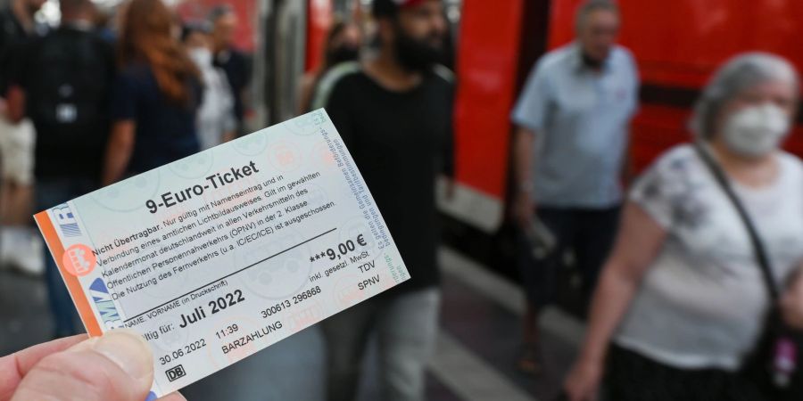 Eine klare Mehrheit der Bundesbürger wünscht sich auch nach dem Auslaufen des 9-Euro-Tickets ein günstiges Angebot im Nah- und Regionalverkehr.