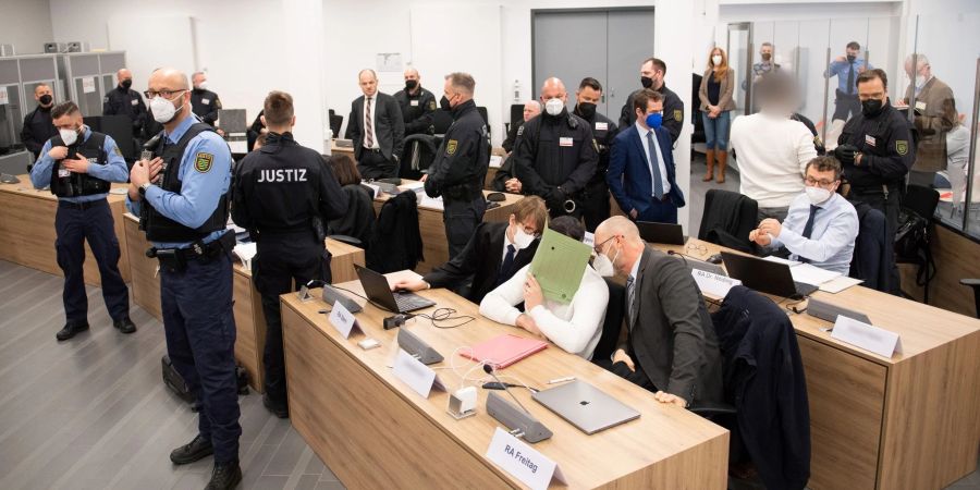 Die Angeklagten im Prozess um den Juwelendiebstahl im Grünen Gewölbe sitzen vor Prozessbeginn im Verhandlungssaal auf ihren Plätzen.