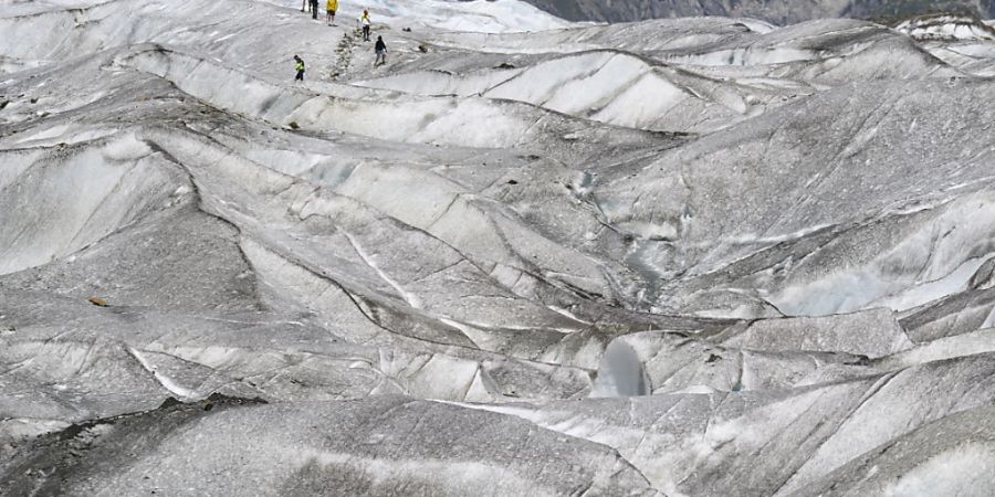 Die hohe Nullgradgrenze lässt die Gletscher schneller schmelzen als üblich: Alpinisten auf dem Aletschgletscher. (Archivbild)