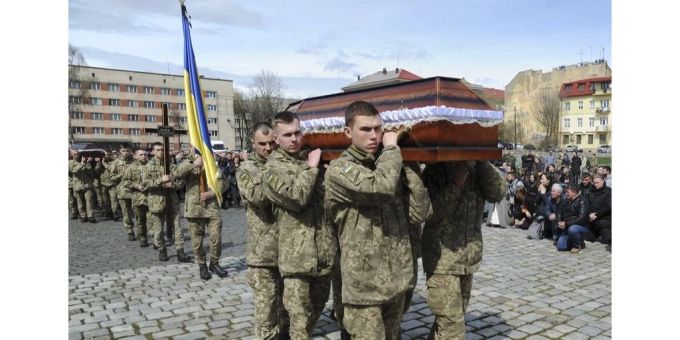 Die Ukraine trauert um ihre gefallenen Soldaten – und will deshalb auch sämtliche Leichen erhalten. Ukraine Krieg