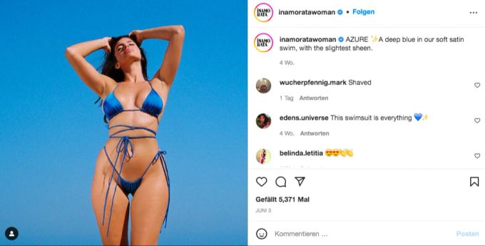 Sexy Schnürungen setzen die Taille in Szene. Bademode