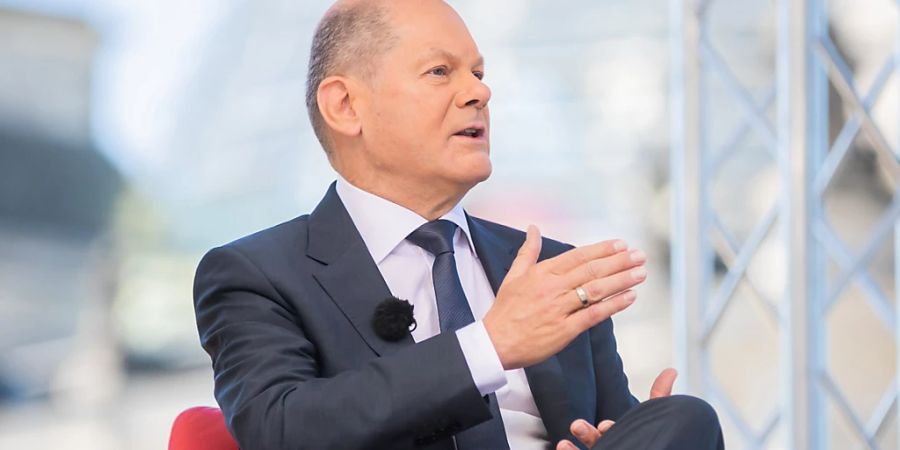 Der deutsche Bundeskanzler Olaf Scholz (SPD) spricht beim Sommerinterview des ARD-«Berichts aus Berlin». Russlands Präsident Wladimir Putin hat die Entscheidung für den Angriffskrieg gegen die Ukraine nach Ansicht von Scholz mit deutlichem Vorlauf getroffen. Foto: Christoph Soeder/dpa