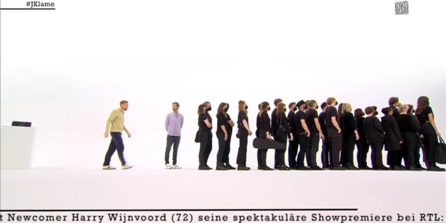 Die Entertainer Joko Winterscheidt (2.v.l.) und Klaas Heufer-Umlauf (l) zeigen bei ProSieben ihren neuesten Streich.