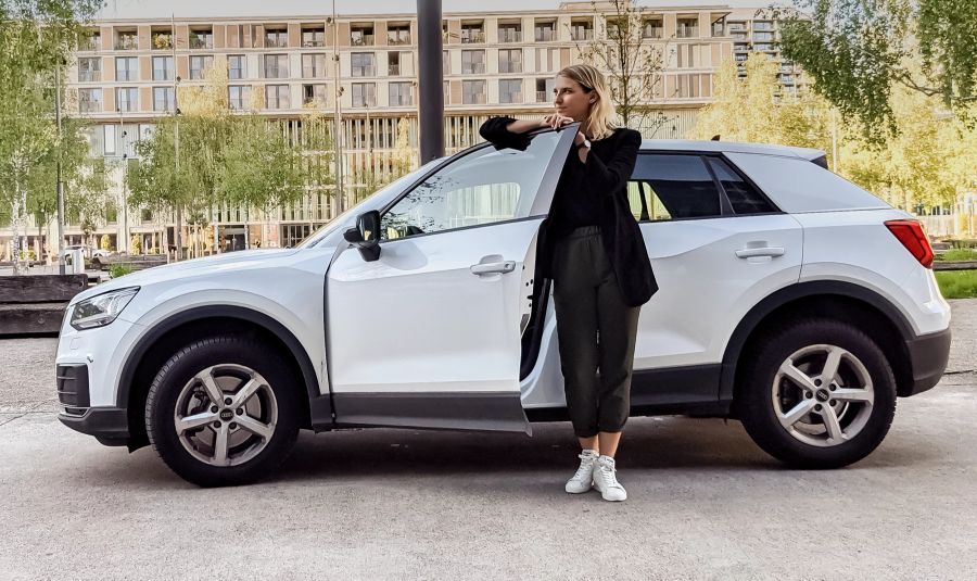 Laura fährt mit ihrem Audi Q2 gerne in die Berge.