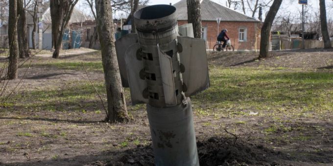 Eine Rakete steckt im Boden in der Nähe von Charkiw. Ukraine Krieg
