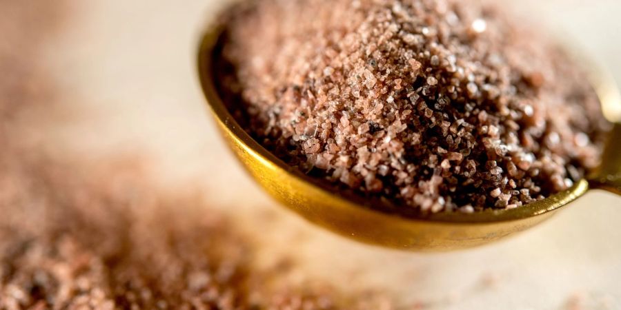 Dank Eisen und Schwefel: Kala Namak Salz, auch Black Salt genannt, schimmert meist bräunlich-rosarot bis dunkel-violett.