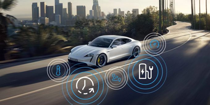 Fürs erste Taycan-Facelift geht Porsche seinem Elektroauto nicht ans Blech: Per Software-Update übers Mobilfunknetz werden etwa Antriebssteuerung oder Assistenzsysteme verbessert. Fürs erste Taycan-Facelift geht Porsche seinem Elektroauto nicht ans Blech: Per Software-Update übers Mobilfunknetz werden etwa Antriebssteuerung oder Assistenzsysteme verbessert.