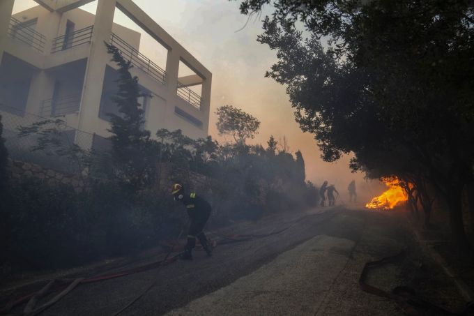 Im Nordosten von Athen brennt der Wald. Thanassis Stavrakis/AP/dpa Griechenland