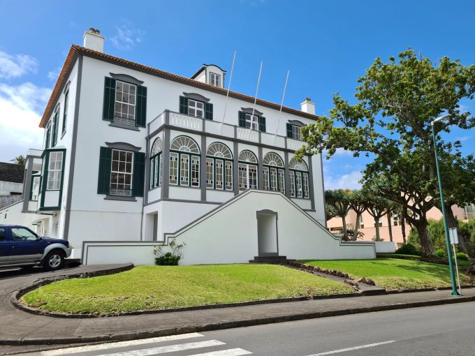 In der deutschen Kolonie (Colónia Alemã) in Horta wohnten einst die Angestellten der Deutsch-Atlantischen-Telegraphengesellschaft. Haus Kolonialstil weiss Strasse