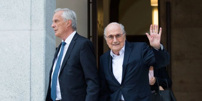 Ex-FIFA-Boss Sepp Blatter (r) beim Verlassen des Bundesstrafgerichts nach dem ersten Tag des Prozesses. (Alessandro Crinari/KEYSTONE/TI-PRESSKEYSTONE/dpa) sepp blatter