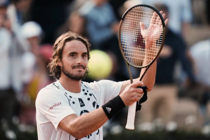 Stefanos Tsitsipas gewinnt sein erstes Rasen-Einzel 2022 mit 6:3 und 6:4 gegen Dominic Stricker. Stefanos Tsitipas