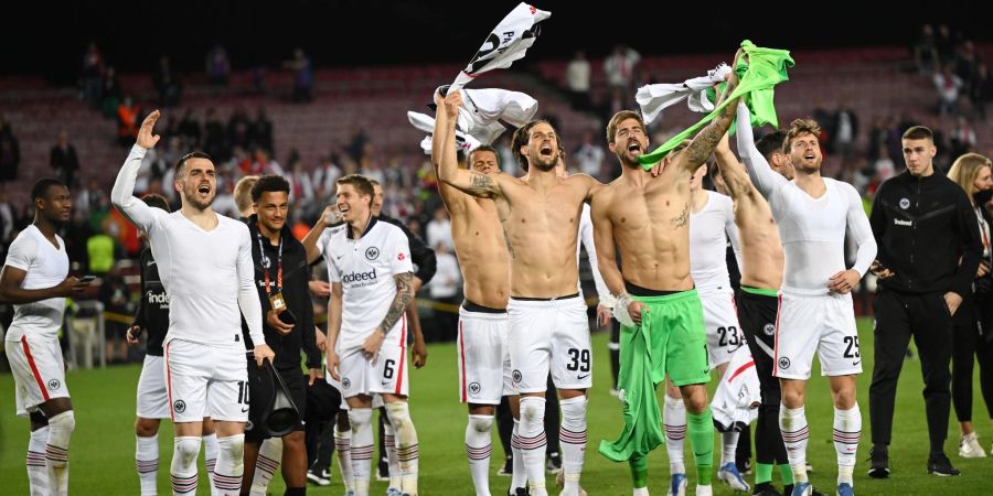 Coup im Camp Nou: Die Eintracht-Profis feiern den Sieg beim grossen FC Barcelona.