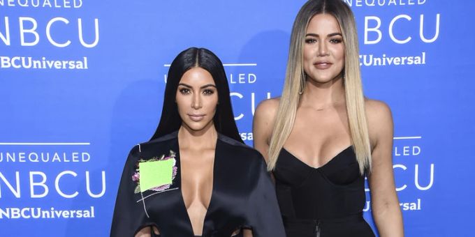 Kim Kardashian (links) und ihre Schwester Khloé Kardashian. kardashians