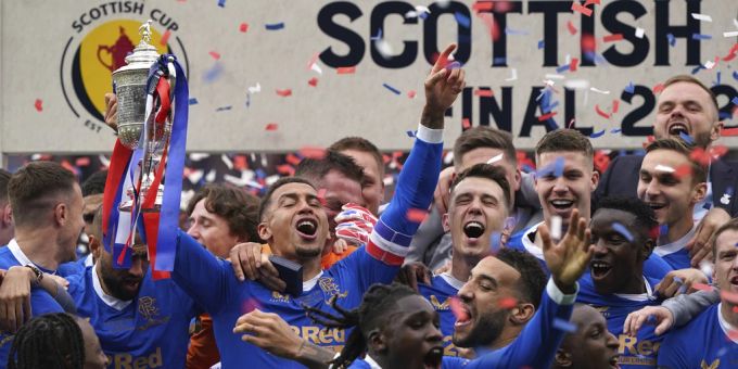 Die Glasgow Rangers feiern ihre FA Trophäe am 21. Mai 2022 in Glasgow. glasgow rangers