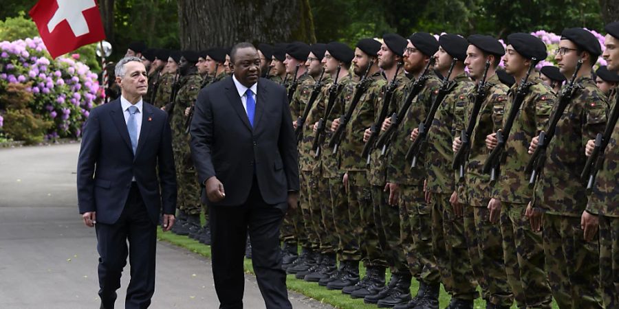 Bundespräsident Ignazio Cassis und der kenianische Präsident Uhuru Kenyatta am Freitag beim Abschreiten der Ehrengarde.