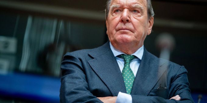 Der Haushaltsausschuss des Bundestages hat beschlossen, dass Gerhard Schröders Büro abgewickelt werden soll. Das verbliebene Personal soll anderweitige Aufgaben übernehmen. Der Haushaltsausschuss des Bundestages hat beschlossen, dass Gerhard Schröders Büro abgewickelt werden soll. Das verbliebene Personal soll anderweitige Aufgaben übernehmen.