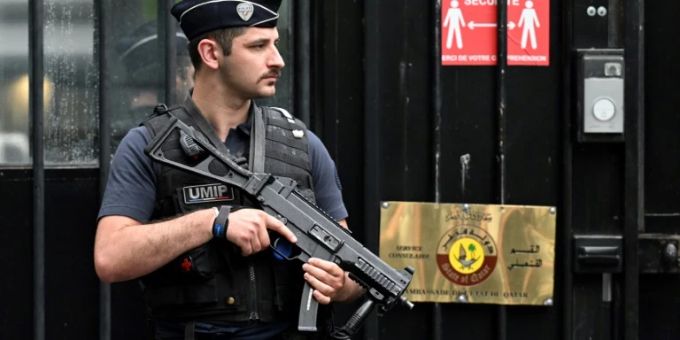 Polizist vor der katarischen Botschaft Polizist vor der katarischen Botschaft
