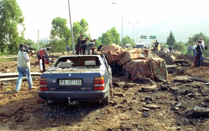 Das Auto von Giovanni Falcone nach dem Bombenattentat in Palermo am 23. Mai 1992. giovanni falcone