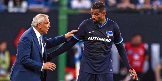 Cheftrainer Felix Magath (l) und Kevin-Prince Boateng von Hertha Berlin unterhalten sich am Spielfeldrand beim Relegations-Rückspiel auswärts beim HSV. hertha berlin boateng