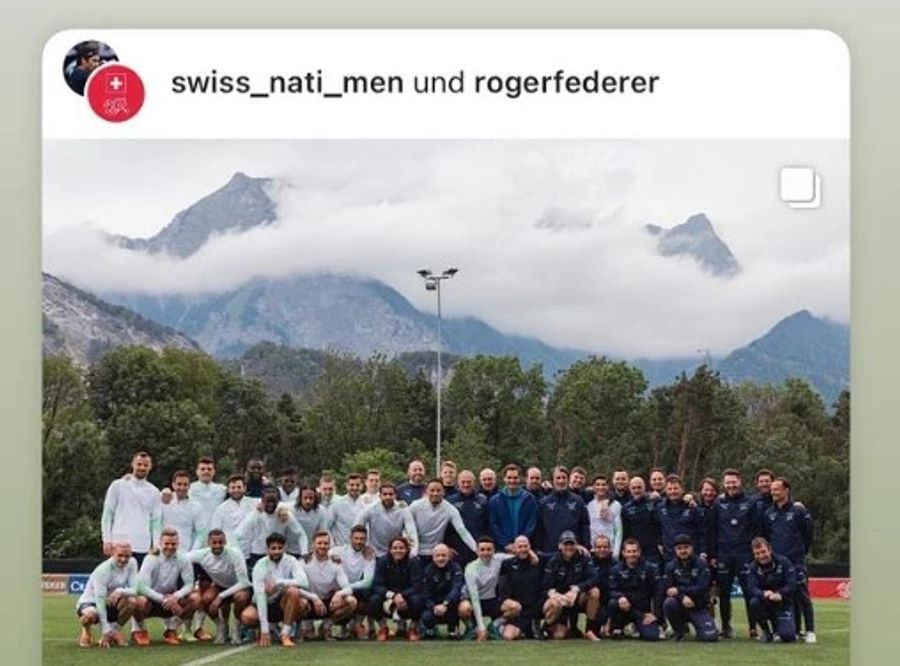 Auch Djibril Sow postet das Gruppenbild in seiner Story.