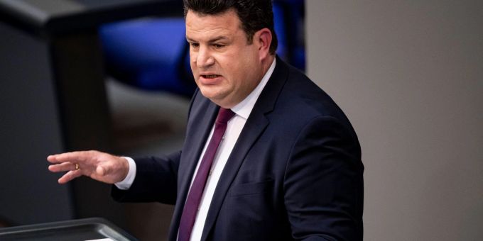 Hubertus Heil (SPD), Bundesminister für Arbeit und Soziales, will mehr Verbindlichkeit bei Menschenrechten in Lieferketten. Hubertus Heil (SPD), Bundesminister für Arbeit und Soziales, will mehr Verbindlichkeit bei Menschenrechten in Lieferketten.