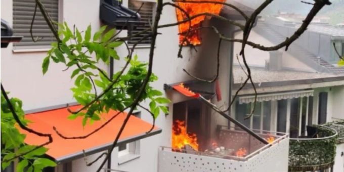 Zwei Bewohner mussten nach dem Wohnungsbrand in Monthey VS ins Spital. Monthey