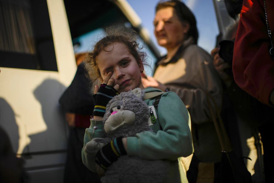 Das Mädchen traf mit seiner Familie spätabends in der südöstlichen ukrainischen Stadt Saporischschja ein.