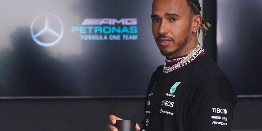 Schmuckvoll behängt: Lewis Hamilton.