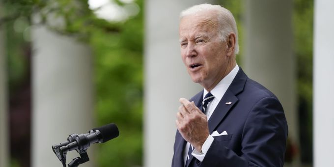 US-Präsident Joe Biden hält im Garten des Weissen Hauses am 5. Mai 2022 eine Ansprache. Joe Biden