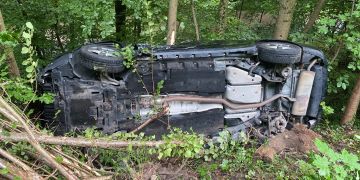 Küttigen AG: Lenker fährt nach Kollision eine Böschung hinunter