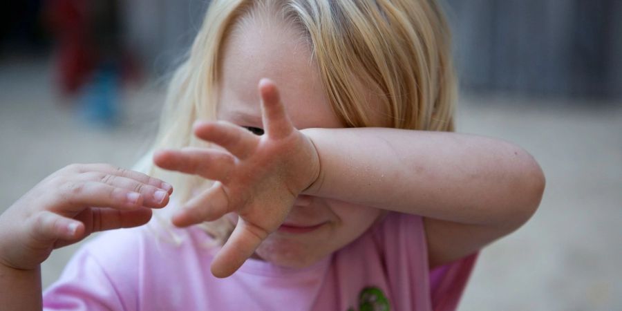 Kinder haben ihr eigenes Köpfchen. Um ein trotziges Kind aus der Frustfalle zu locken, hilft manchmal nur kreative Ablenkung oder ein bisschen Quatsch.