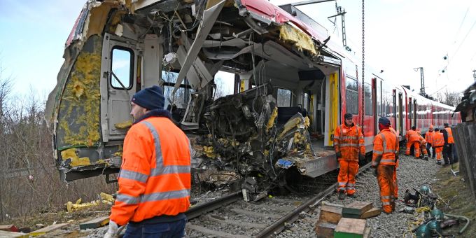 Mit einem Spezialkran der Deutschen Bahn versuchen Techniker die beiden verunglückten S-Bahn-Züge zu bergen. Mit einem Spezialkran der Deutschen Bahn versuchen Techniker die beiden verunglückten S-Bahn-Züge zu bergen.
