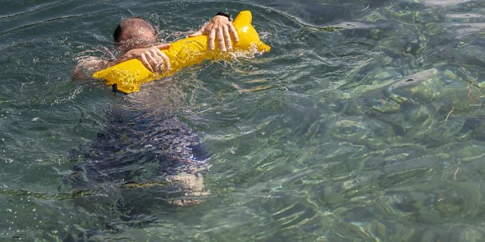 Bei Erschöpfung lebensrettend: Schwimmboje mit Auftrieb Bei Erschöpfung lebensrettend: Schwimmboje mit Auftrieb