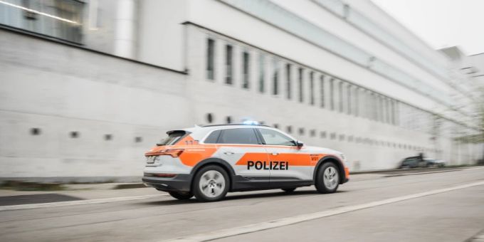 45-Jähriger geht Polizisten tätlich an.