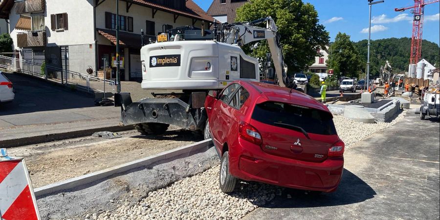 Niederdorf BL: Personenwagen kollidiert mit einem Bagger